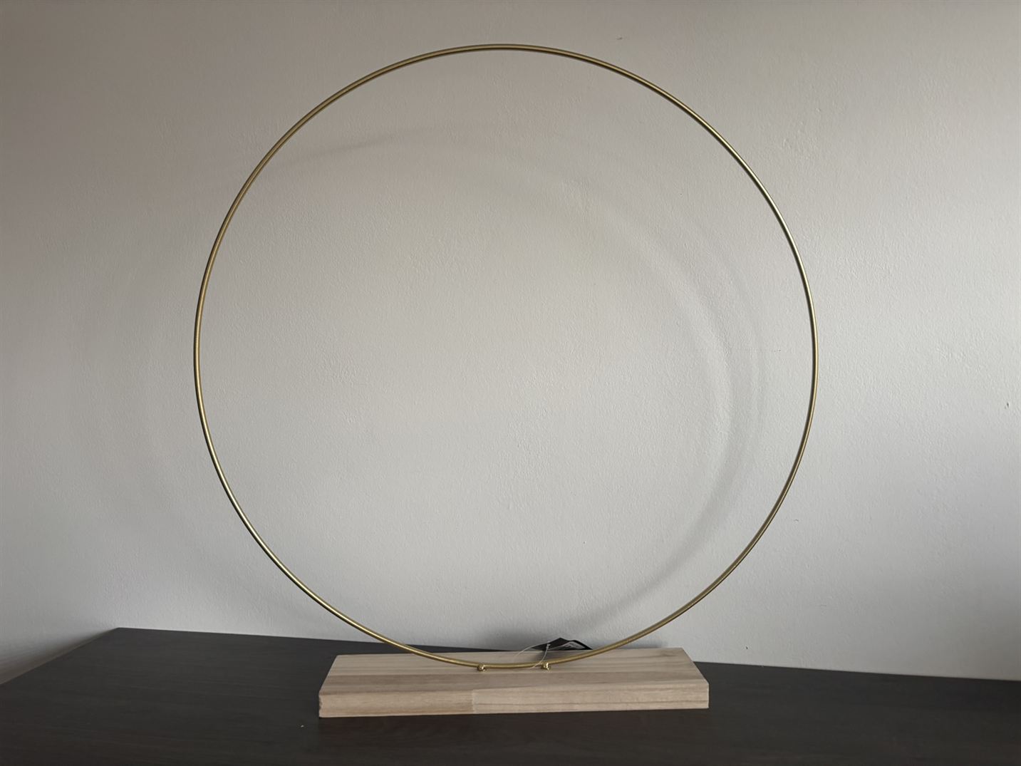 Kruh na dřevěném podstavci 55 cm