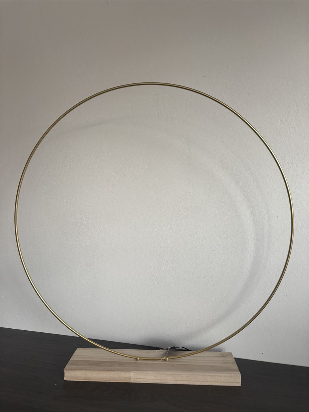 Kruh na dřevěném podstavci 55 cm